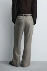 Pantalón de corte flare fit, con diseño de estructura sutil, bolsillos frontales y bolsillos traseros de vivo. Cuenta con cierre frontal de cremallera y botón.