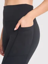 Calza deportiva de tiro alto color negro, con bolsillos laterales y banda de silicona interna para mejor ajuste. Confeccionada en tejido técnico con costuras reforzadas.