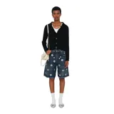 Bolso de hombro Marc Jacobs modelo The Clover, confeccionado en piel suave color crema. Presenta una silueta redondeada con ribetes ornamentales, cierre magnético y el sello J Marc. Incluye una correa de piel extraíble y una correa de cadena metálica.