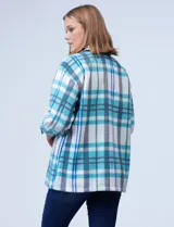 Sobrecamisa de tejido soft cuadrillé en tonos celeste, blanco y gris. Tiene cuello con solapa, abertura central con botones, bolsillos delanteros y mangas largas con puño y botón.