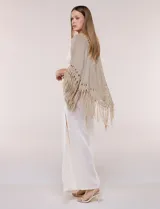 Cardigan liviano estilo kimono color marrón, con frente abierto y mangas amplias con flecos largos y apliques en crochet.