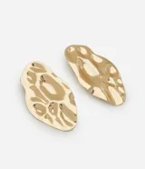 Par de aros medianos de metal con diseño orgánico y superficie martillada con relieve.