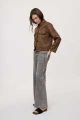 Jean wide leg de tiro medio, con pierna amplia de caída recta, diseño de cinco bolsillos, pasacintos y cierre frontal con botón y cremallera.