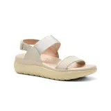 Sandalias de plataforma color beige, con dos tiras anchas en el empeine, una de cuero sintético y otra elástica. Ajuste con hebilla en el tobillo.