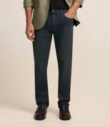 Pantalón de jean slim fit color azul oscuro, con bolsillos delanteros y traseros.