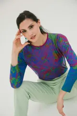 Remera de mangas largas con estampado de hortensias en tonos azul, verde y violeta.