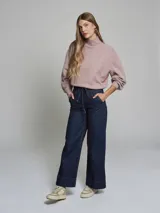 Sweater de tejido de punto con cuello alto tipo tortuga, de corte holgado y mangas largas con puños acanalados.