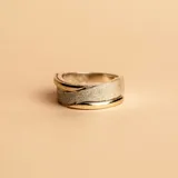 Anillo de diseño ancho con banda central de textura satinada y bordes pulidos en contraste. Combinación de plata 925 y oro.