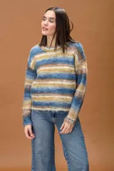 Sweater de punto con diseño de franjas horizontales en tonos mostaza, celeste, crudo y chocolate. Presenta cuello redondo y mangas largas con corte relajado.