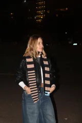 Bufanda tejida a rayas horizontales en tonos marrón, beige y rojo.