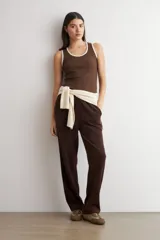 Pantalón jogger de textura acanalada en color chocolate, con corte recto y cintura elástica.