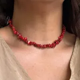 Collar corto de cuentas irregulares de coral rojo.