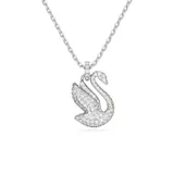 Colgante con dije en forma de cisne, adornado con cristales pavé transparentes sobre una estructura con baño de rodio. Incluye cadena de eslabones a juego.