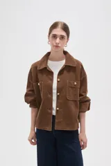 Sobrecamisa de pana color verde oliva oscuro, con cuello clásico, cierre frontal con botones metálicos y dos bolsillos delanteros con solapa y botón.