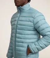 Campera puffer ultraligera de cuello alto con cierre frontal por cremallera y bolsillos laterales. Diseño acolchado con acabado liso.