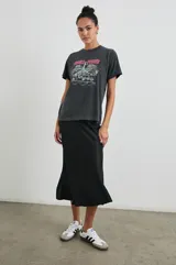 Remera negra de algodón con cuello redondo y mangas cortas. Estampado frontal con la leyenda "Rails Paris" y un dibujo de la ciudad de París.