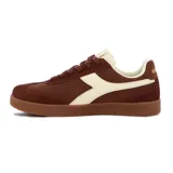 Championes Diadora modelo Bamtelo, con diseño de estilo urbano en combinación de tonos marrón y beige. Presentan una estructura de cuero con detalles en gamuza, suela de goma texturizada y el logo característico de la marca en el lateral.