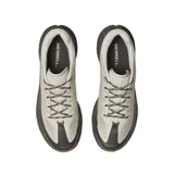 Championes de trail running Merrell Agility Peak 5, color gris claro con detalles en gris oscuro y suela marrón.