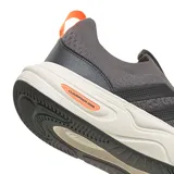Championes urbanos Adidas sin cordones, confeccionados en tejido knit gris con detalles en negro y naranja. Presentan una suela de plataforma con tecnología Cloudfoam para mayor amortiguación.
