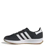 Championes urbanos Adidas modelo Run 72, con diseño inspirado en los años 70. Presentan una parte superior de tela y gamuza en color negro con las icónicas tres tiras laterales en blanco. Incluyen entresuela con tecnología Cloudfoam para mayor amortiguación y suela de goma color caramelo.