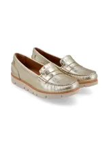 Mocasines Wan de cuero color dorado metalizado, con suela de plataforma de EVA ultraliviana y detalle de remache metálico con logo de la marca.