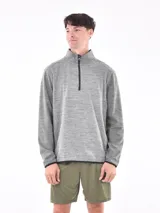 Buzo de media cremallera color gris melange, con cuello alto y mangas largas. Presenta un diseño de tejido jaspeado con detalles en negro en el cierre y los puños.