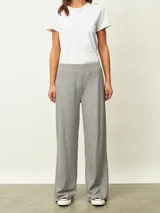 Pantalón de jogging gris melange, de corte recto y tiro alto, con cintura elástica.
