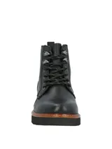 Botin acordonado de cuero negro con suela de plataforma estilo track en color negro y detalle de vira en tono madera. Presenta ojales metálicos y cordones al tono.
