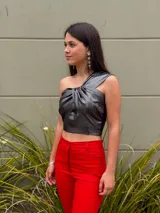 Top asimétrico plateado de crepé foil, con un solo hombro y cruce en el frente que se extiende hacia la espalda.