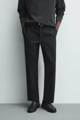 Pantalón de corte recto confeccionado en tejido compacto de algodón con estructura twill. Presenta cierre frontal con cremallera y botón, bolsillos laterales y bolsillos traseros de vivo con botón.