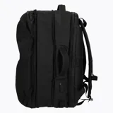 Mochila unisex de diseño minimalista y funcional, color negro, con múltiples compartimentos con cierre y logo de la marca Merrell grabado en el frente.