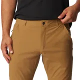 Pantalón Columbia Black Mesa Woven de color tostado, diseñado para actividades al aire libre. Cuenta con tecnologías Omni-Shade™ UPF 50 para protección solar y Omni-Shield™ que repele la humedad y las manchas. Presenta rodillas articuladas, bolsillos con cremallera y un diseño cómodo y elástico.