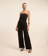 Blusa Cortelle de crepé color negro, con escote sin breteles y diseño ajustado.