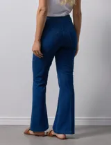 Jegging con pretina elastizada, marca Zac & Rachel. Delantera y trasera con bolsillos. Terminación de ruedo bootcut.