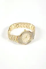 Reloj dorado con correa de eslabones y esfera con incrustaciones de strass.