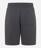 Bermuda masculina de corte slim, confeccionada en tejido de algodón con felpa. Presenta cintura elástica con cordón ajustable, bolsillos laterales y una pequeña etiqueta aplicada en el ruedo.
