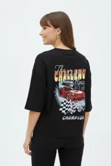 Remera negra de manga corta, cuello redondo y diseño holgado, con estampado frontal en color blanco con la inscripción "Race Vibes".