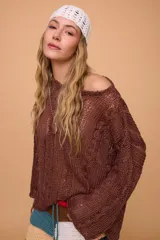 Sweater verde oliva de lino tejido a mano con diseño de trenzas. Tiene silueta oversize, mangas rectas y cuello redondo.