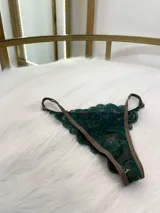 Conjunto de lencería compuesto por un bralette de encaje verde esmeralda con cierre frontal y una tanga a juego con tiras regulables, ambos con detalles de ribetes en color marrón.