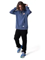 Buzo canguro de hombre Caterpillar en color azul, con capucha y cordones de ajuste blancos. Cuenta con bolsillo tipo canguro al frente, puños y dobladillo de punto acanalado, y un parche cuadrado con el logo de la marca en el pecho.