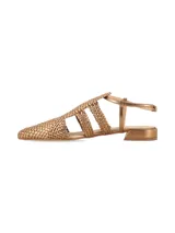 Sandalias estilo cangrejera color dorado metalizado, con diseño trenzado, punta fina, taco bajo y tira ajustable en el talón.