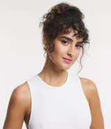 Body color marrón, sin mangas, con cuello halter y cierre en la entrepierna.