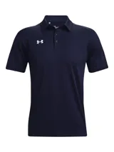 Chomba deportiva Under Armour de manga corta, confeccionada en tejido texturizado ligero y transpirable. Presenta cuello clásico con tapeta de dos botones y el logo de la marca estampado en el pecho.