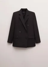 Blazer cruzado de doble botonadura, color marrón oscuro, con solapas de muesca, bolsillos con solapa y hombreras estructuradas.