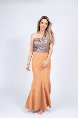 Falda larga color naranja, de corte sirena con detalles desflecados.