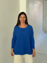 Sweater de punto color azul, con diseño de trenzas horizontales, cuello redondo y mangas largas con puños ajustados.