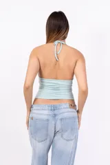 Top corto con breteles finos, escote halter y espalda descubierta, color celeste.
