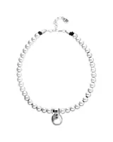 Collar de bolas medianas bañadas en plata de ley, con un colgante de bola grande y cierre de mosquetón con cadena de extensión.