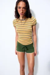 Shorts de algodón con tiro medio y cintura ajustable con cordones. Presenta un diseño en color verde oscuro con bandas laterales en color amarillo y ribetes blancos en los bordes.