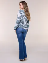 Blusa de gasa Zac & Rachel con estampado de rayas verticales en tonos rosados, amarillos y blancos. Presenta escote en V con cuello mao, cierre frontal con botones, un bolsillo aplicado en el pecho, mangas largas con presilla para regular el largo y detalle de nudo en el dobladillo inferior.